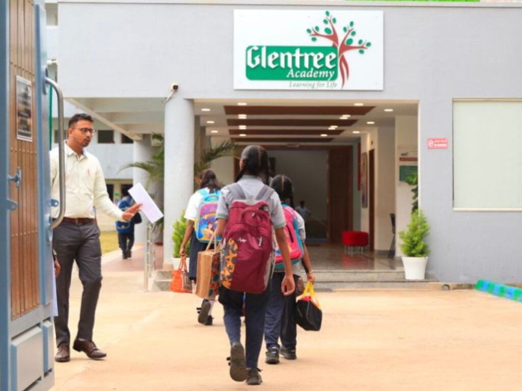 childrens-entering-into-school