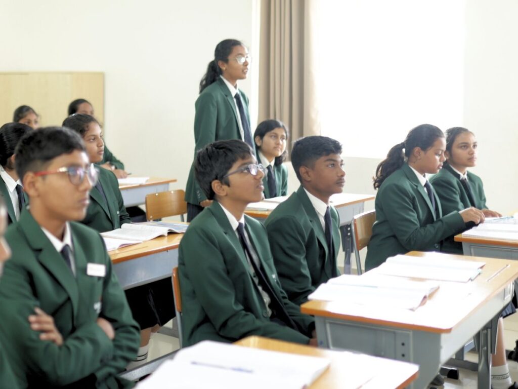 giving-answer-in-classromm