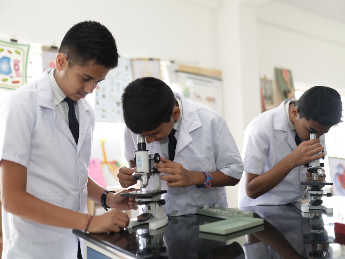 students-microscoping